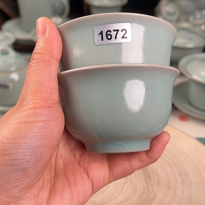 杯1672两只仿古青绿釉压手杯瑕