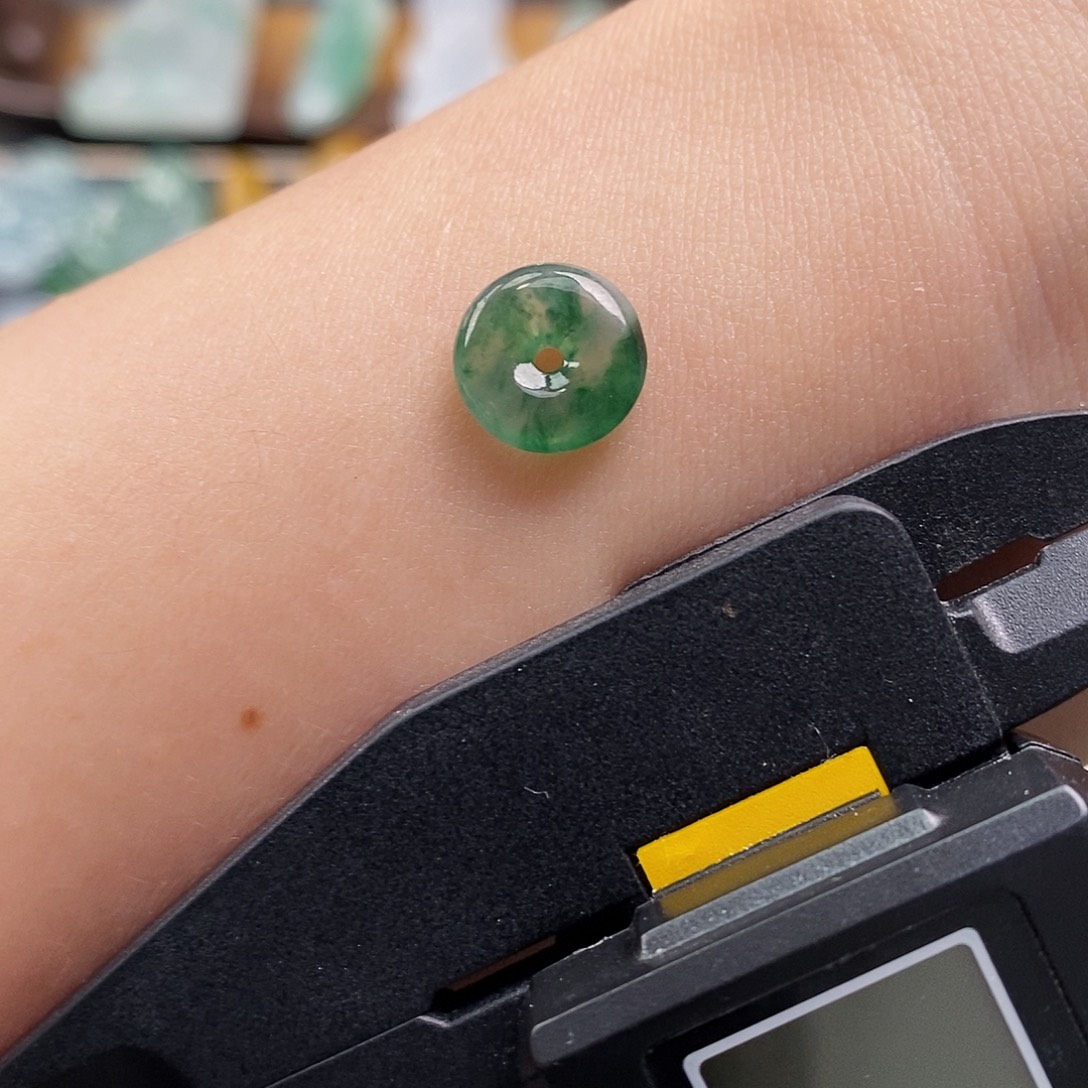 翡翠未镶嵌颈饰平安扣