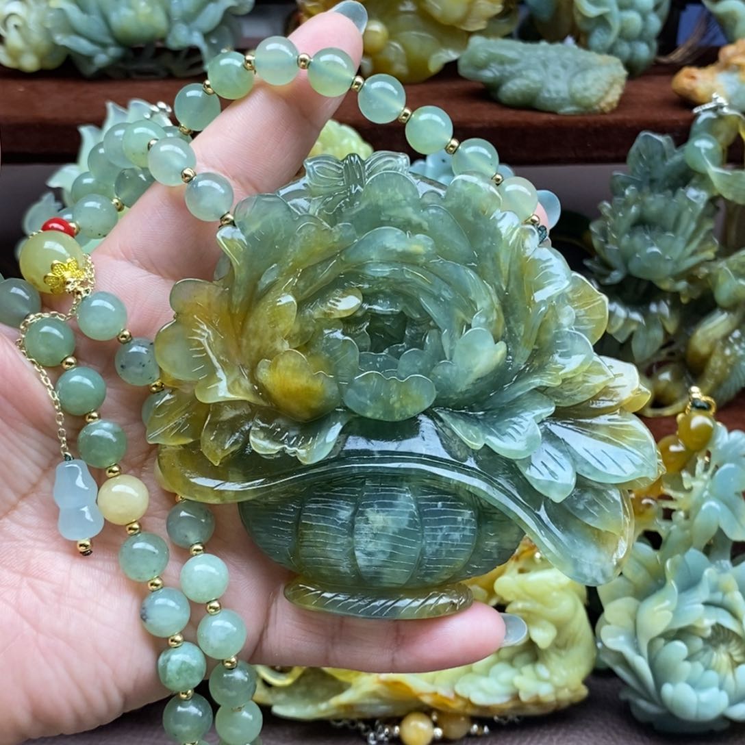 蛇纹石玉颈饰未镶嵌花篮