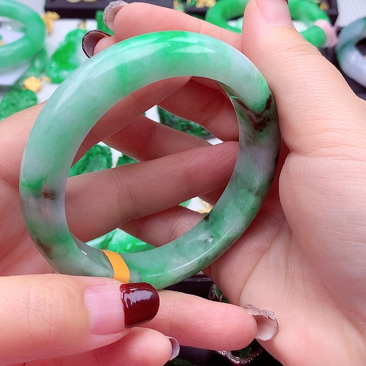 翡翠手镯未镶嵌翡翠