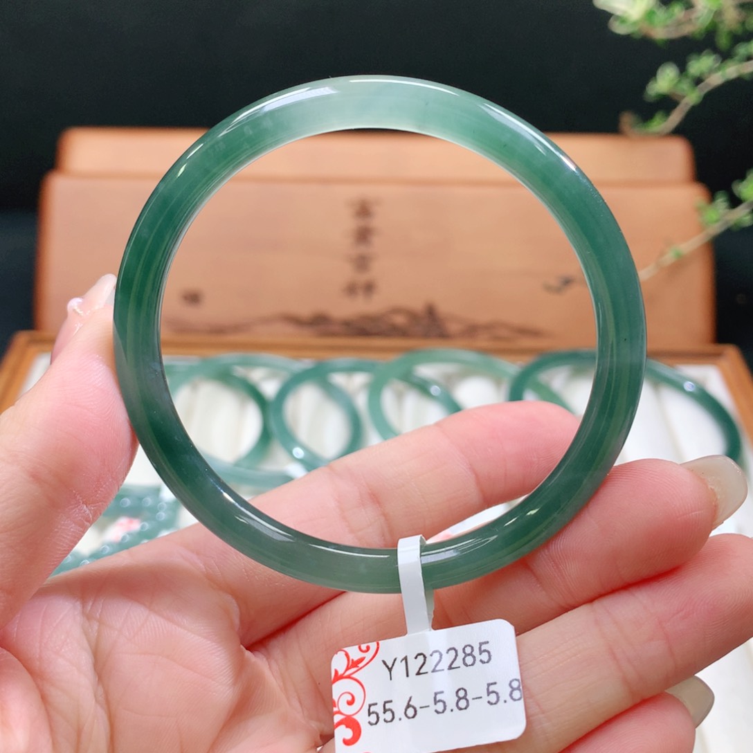 翡翠手镯未镶嵌天然