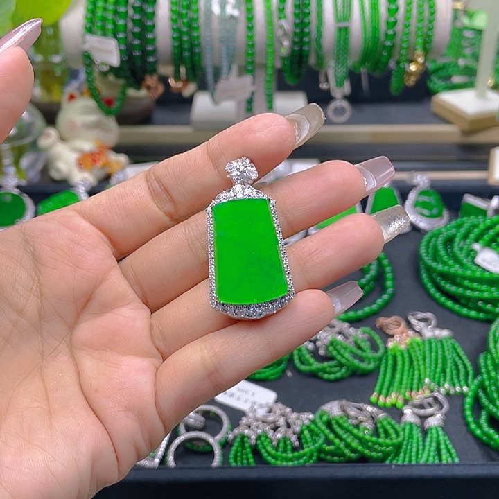 翡翠颈饰未镶嵌是**呀一刀切无事牌