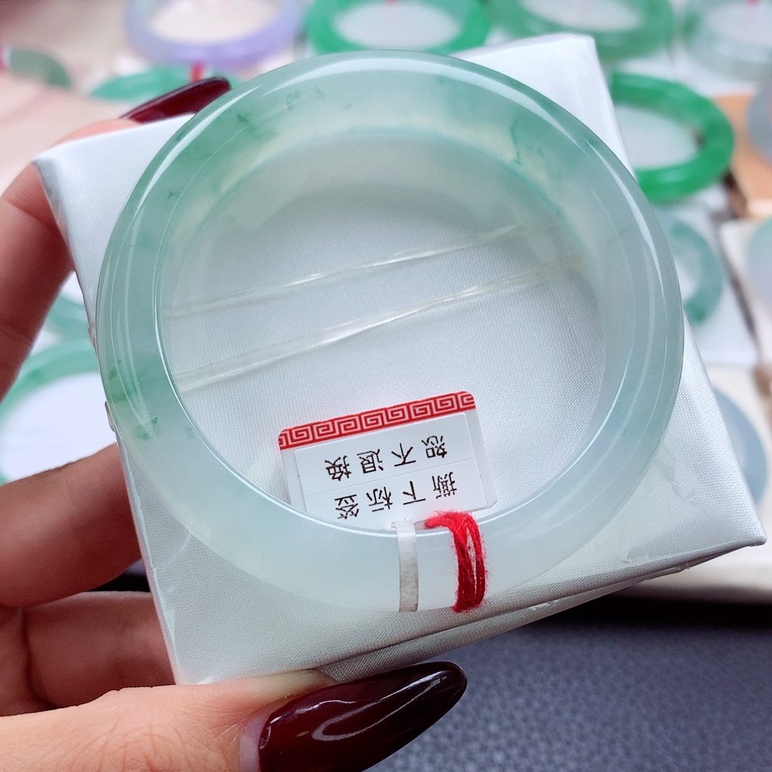 翡翠手镯未镶嵌?**?飘花