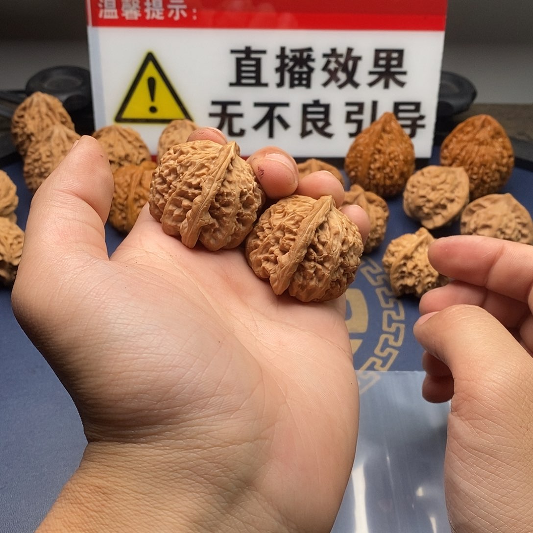 文玩核桃吊坠黑*.白狮子