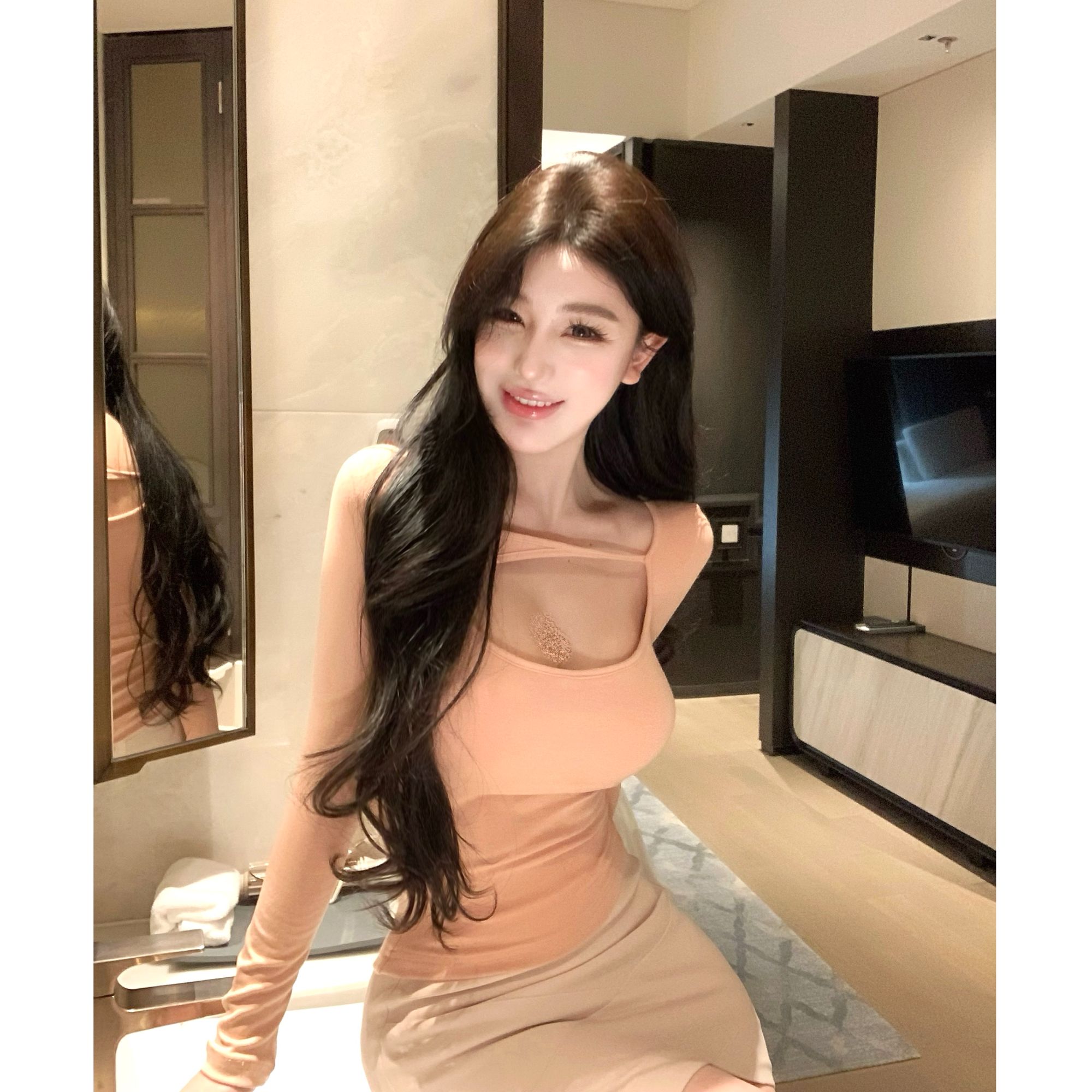 WW定制「漫感轮廓」长袖时尚休闲修身显瘦网红纯欲小众设计感上衣