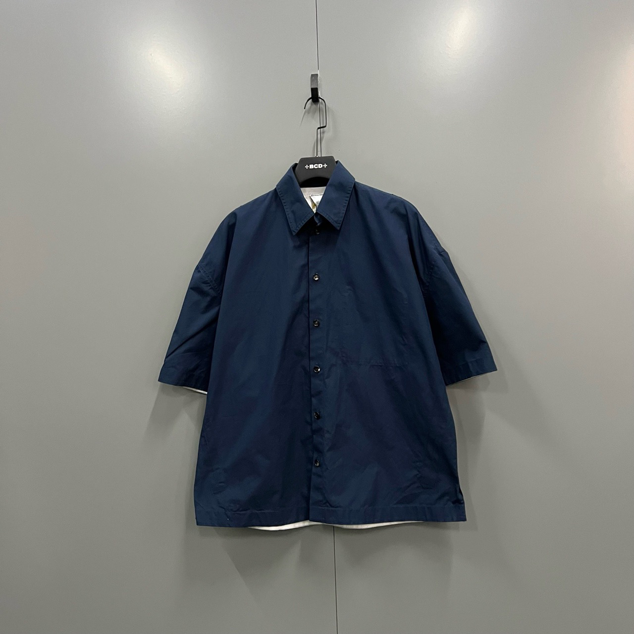 95新 BOTTEGA VENETA/葆蝶家 bbpm 深蓝色尖领短袖衬衫 46码/9500