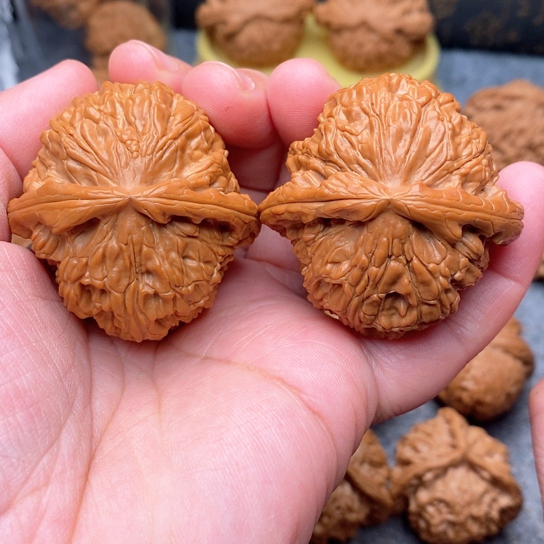 文玩核桃把件45红皮白狮子精品