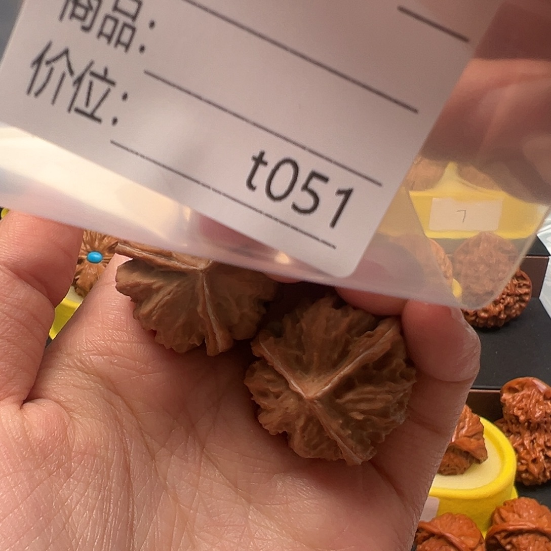 外***队文玩核桃手把件三棱