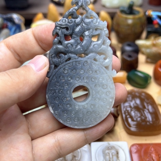 蛇纹石玉未镶嵌颈饰