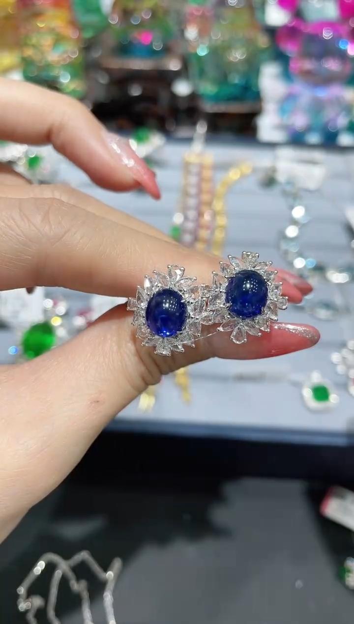 18K金镶嵌天然蓝宝石耳饰耳钉