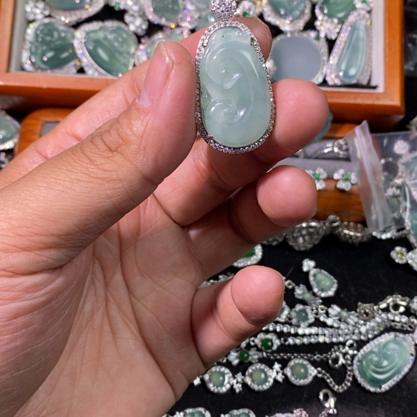 【闪购商品】翡翠颈饰未镶嵌天然