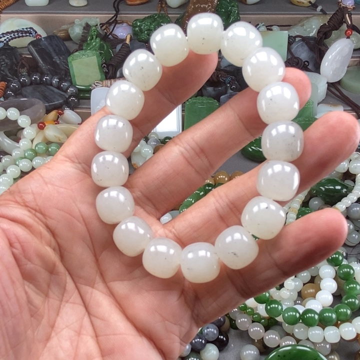 哈***人和田玉未镶嵌挂件