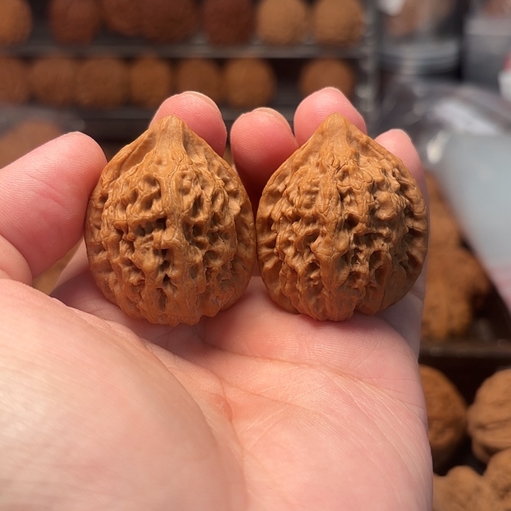 1文玩核桃血龙鸡心35-417