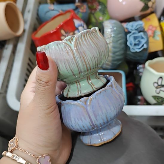 当场拍满15元发货不凑不发，花盆盆口不方不圆有针孔黑点是正常的，