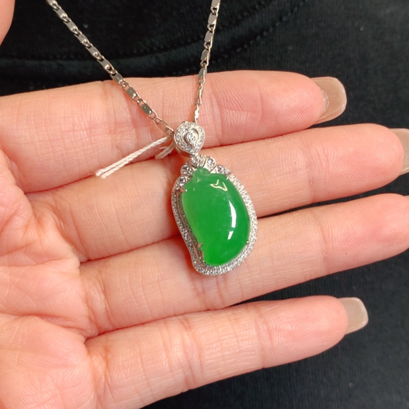 【闪购商品】颈饰18K金镶嵌翡翠福瓜