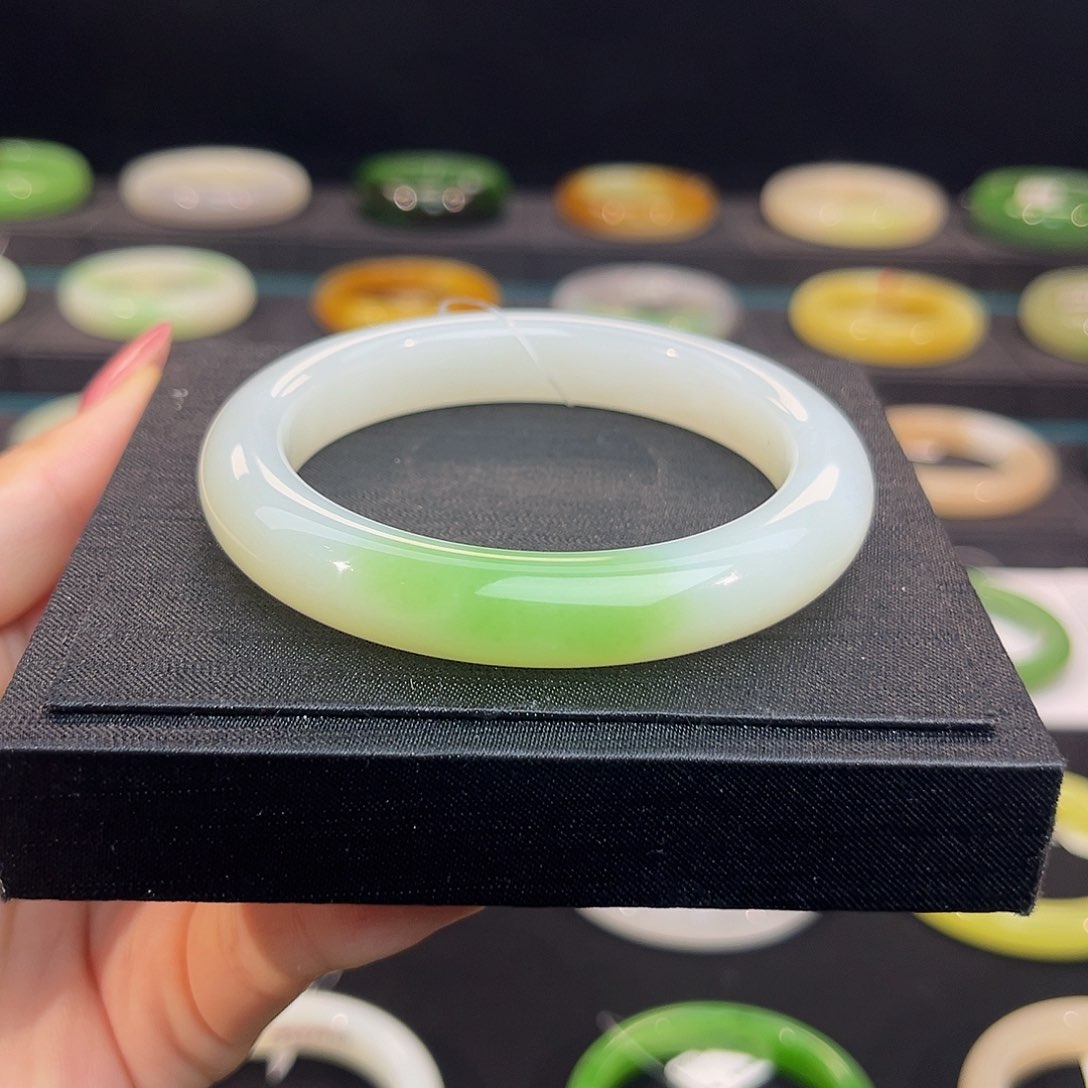 未镶嵌手镯和田玉白底翠青