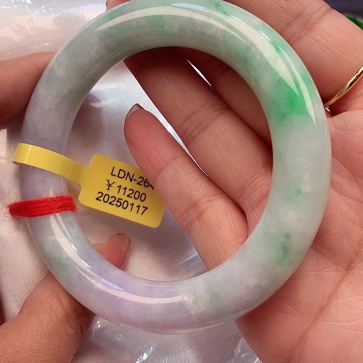 翡翠手镯未镶嵌翡翠