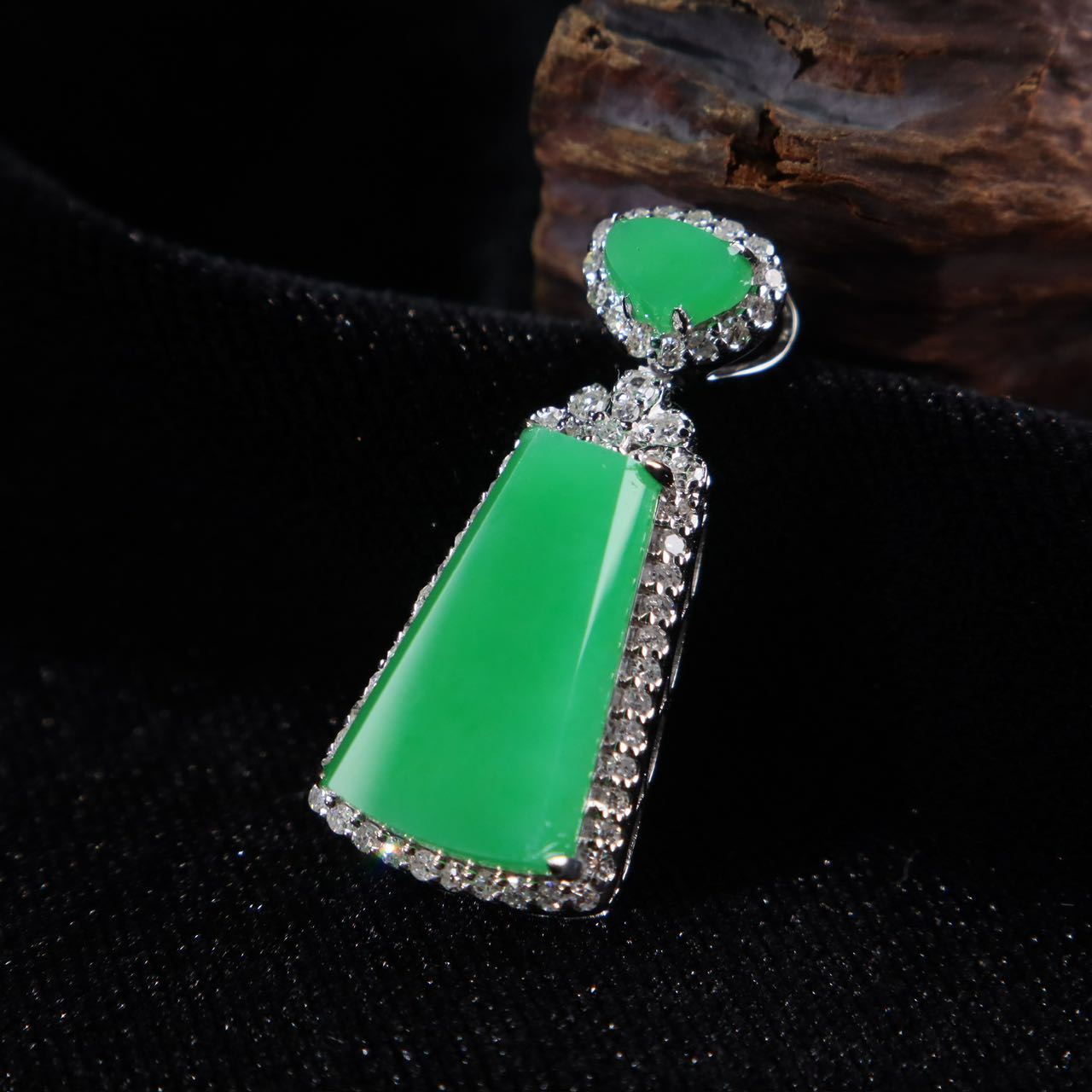 18k金镶嵌翡翠无事牌吊坠