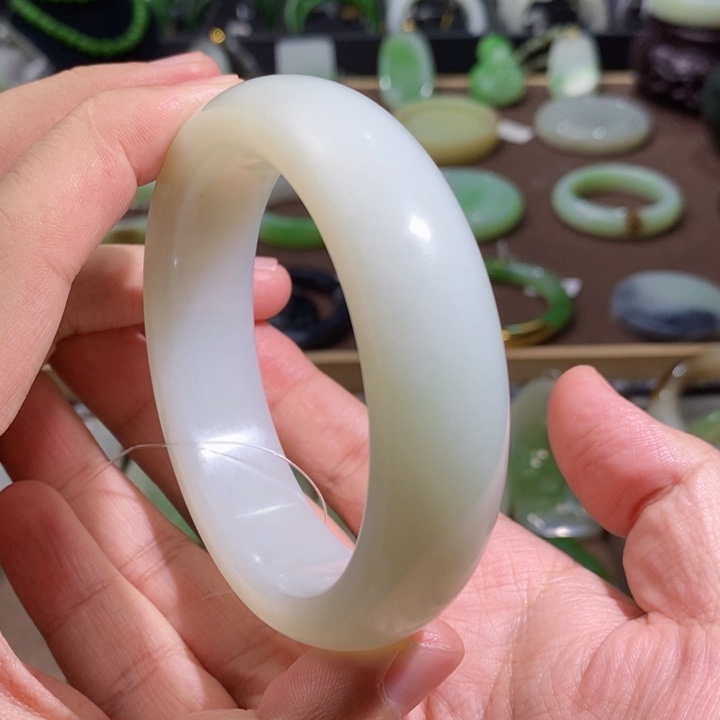 和田玉未镶嵌白玉厚装轮胎镯62.3圈口106.4克