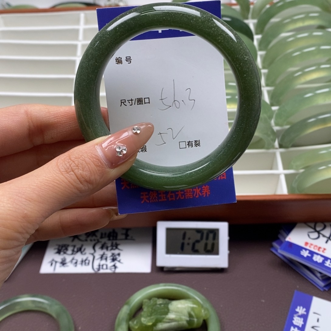 蛇纹石玉手镯未镶嵌