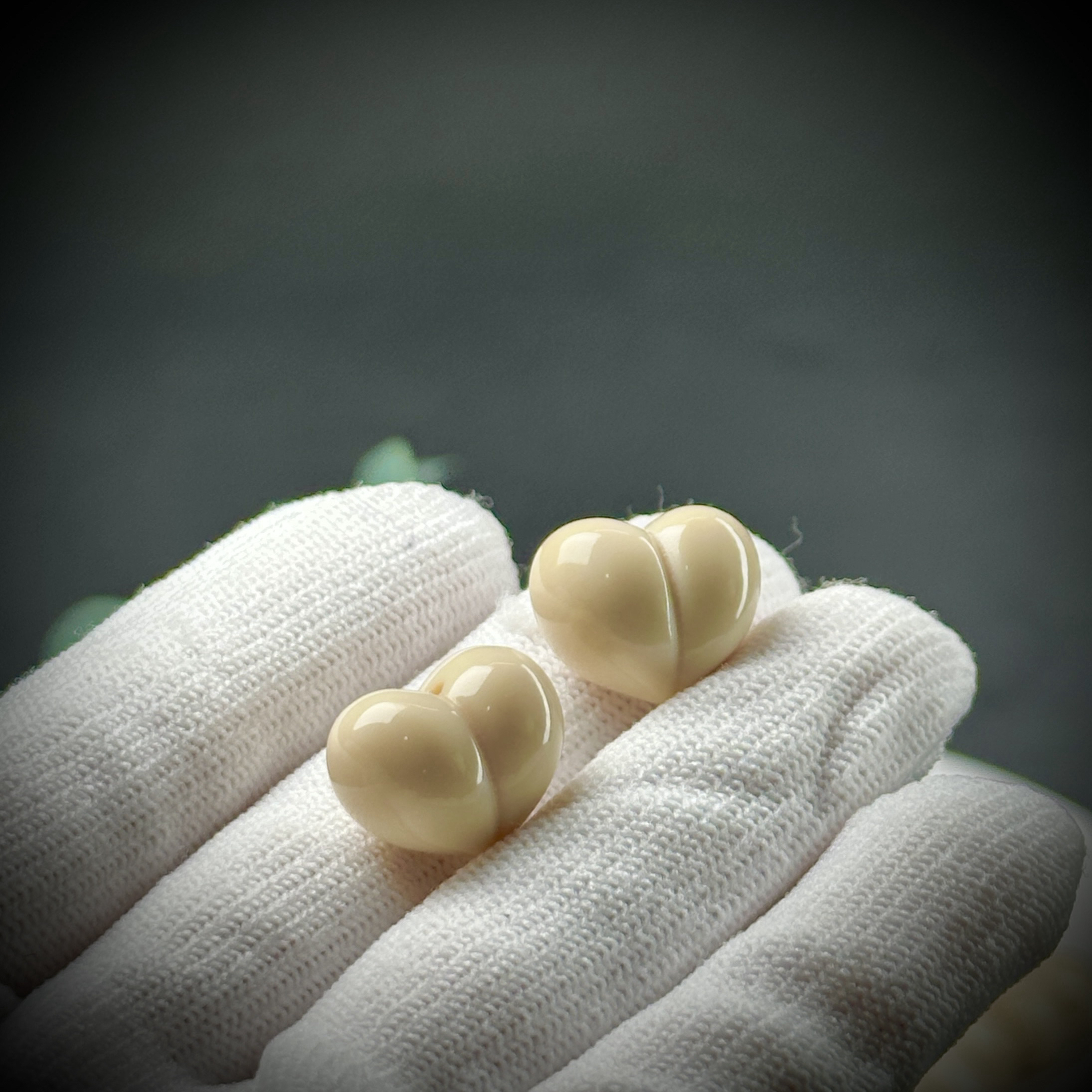 A289天然猛犸牙雕刻果冻料屁桃爱心一个约17x13mm支持鉴定