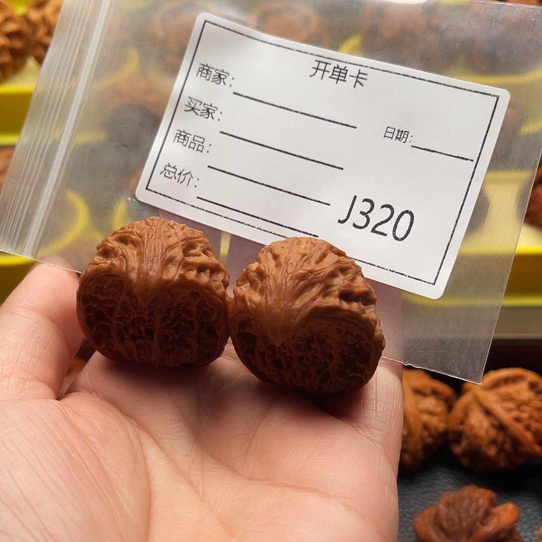 文玩核桃吊坠牛***撕Coughing