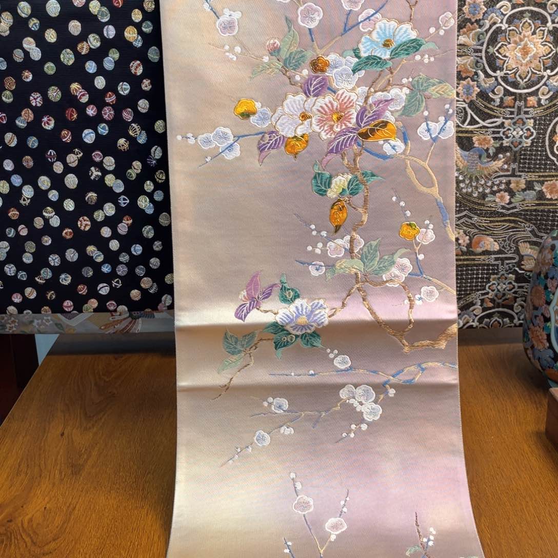 织绣晕染螺钿梅花纹