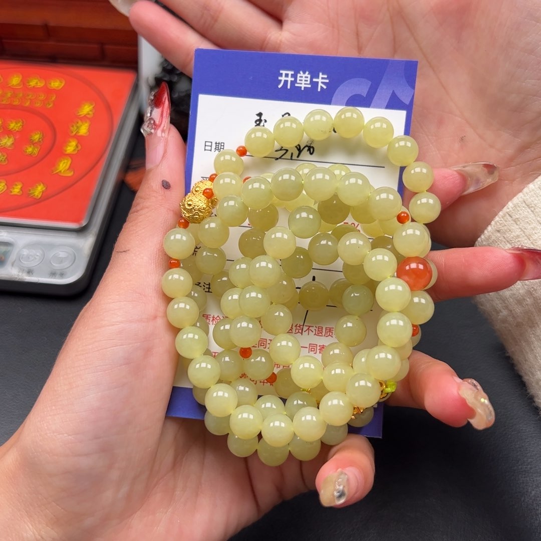 未镶嵌和田玉手串在****2