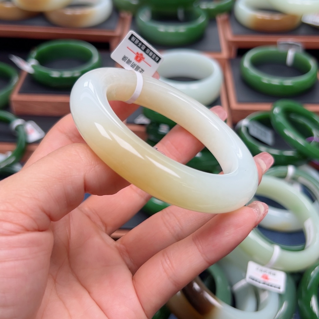 未镶嵌手镯和田玉戈**洋