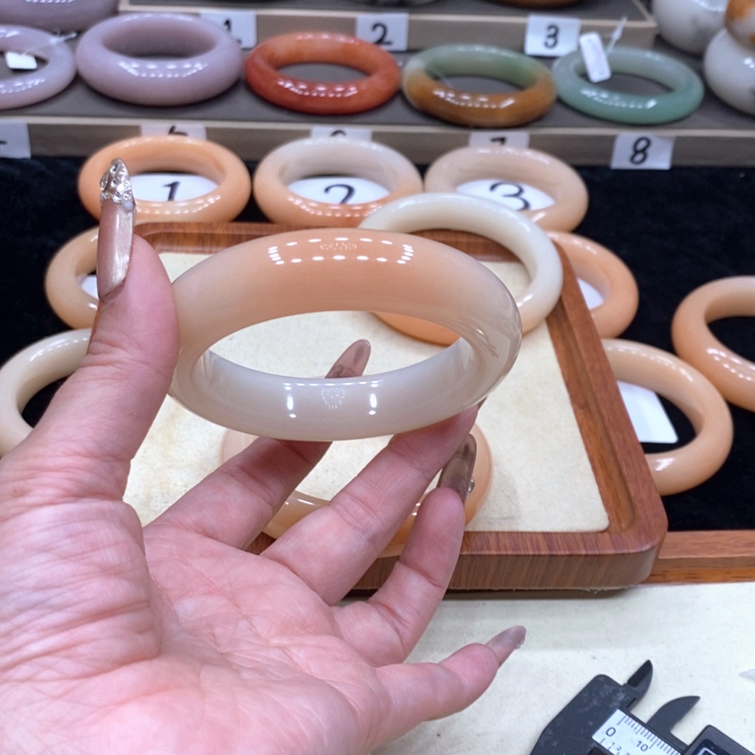 家***欢石英质玉未镶嵌手镯