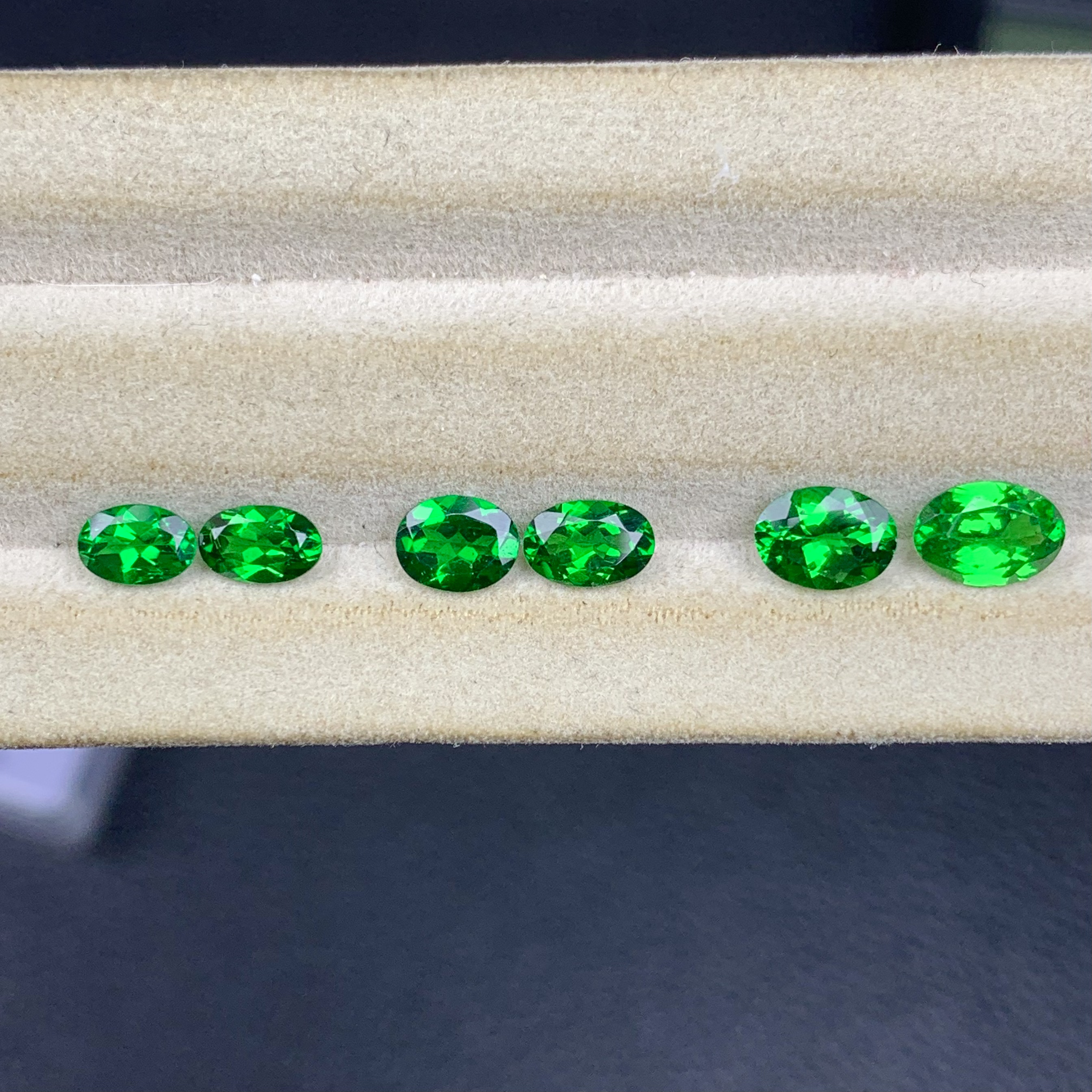 天然沙弗莱裸石 配对耳钉料椭圆卡扎尼绿