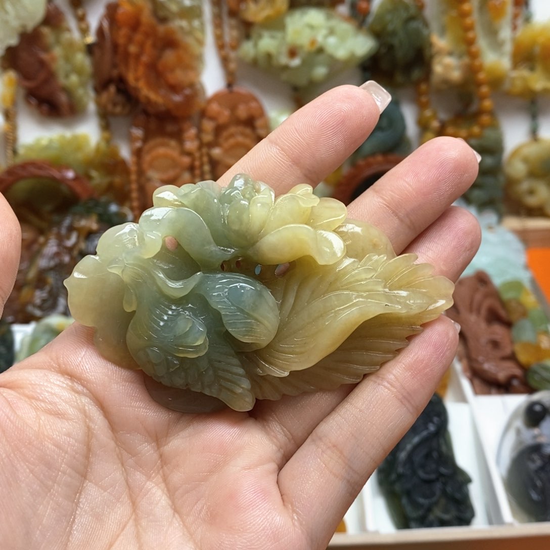 蛇纹石玉颈饰未镶嵌