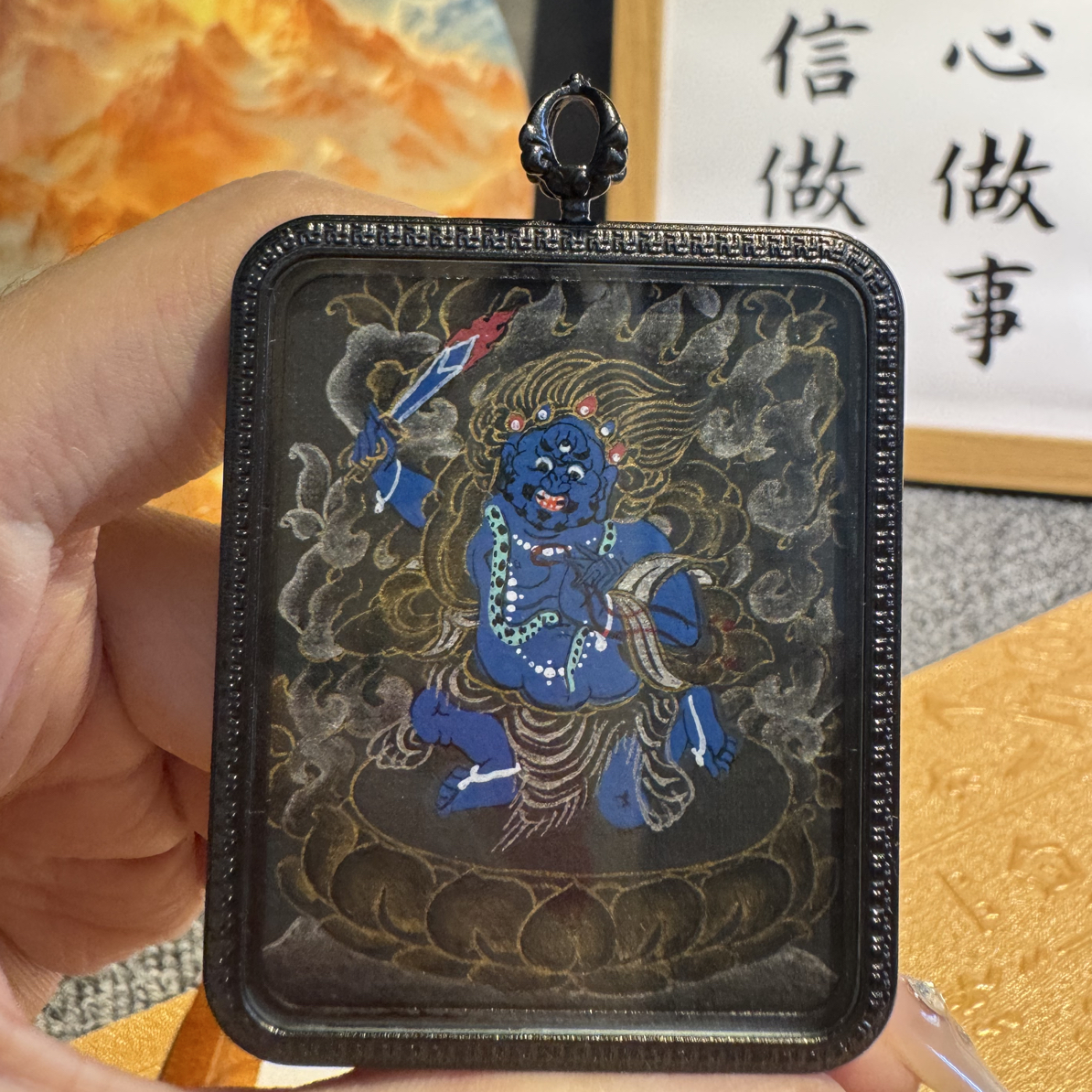 手绘黑金不动明王