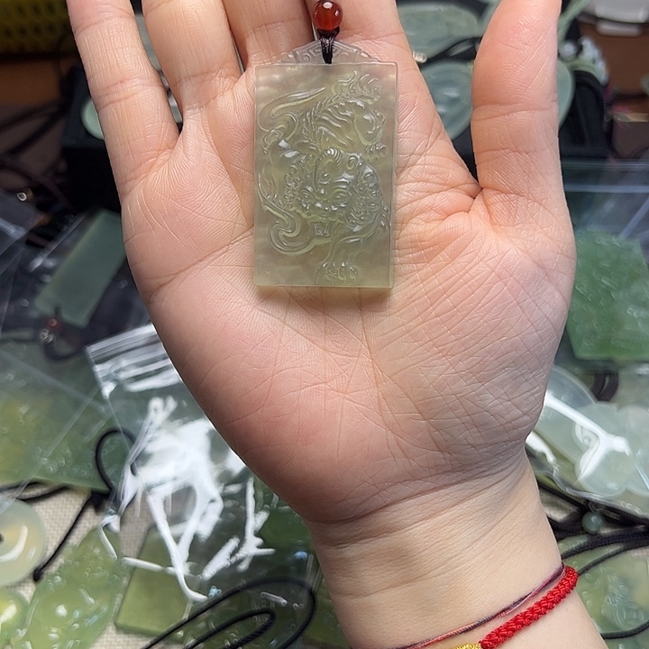 岫玉未镶嵌吊坠吊坠