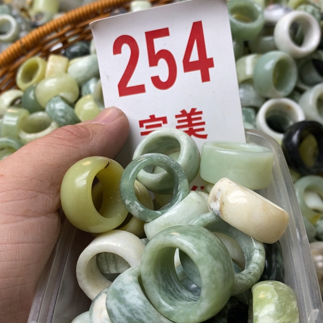 蛇纹石玉挂坠未镶嵌