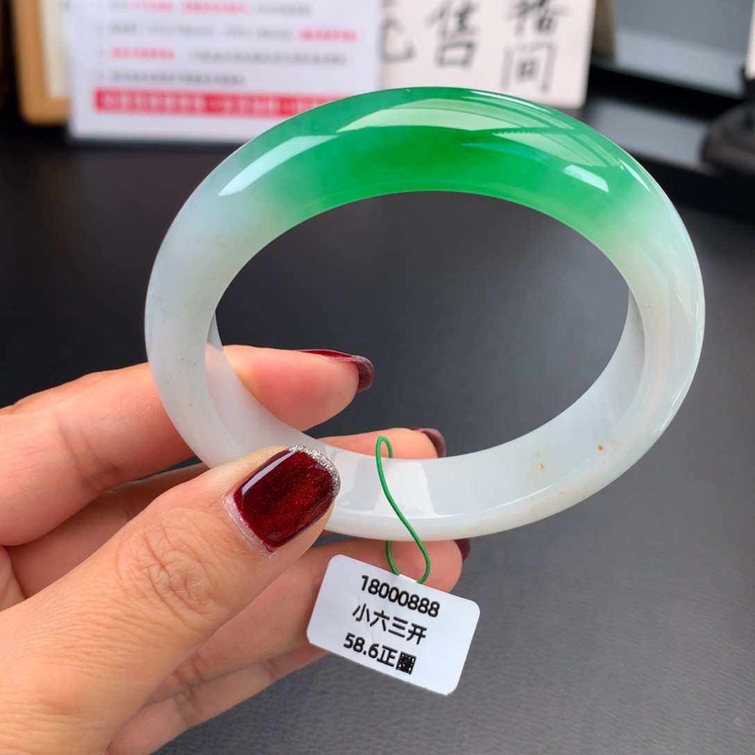 翡翠未镶嵌手镯糯冰起胶白底青【后台询价】