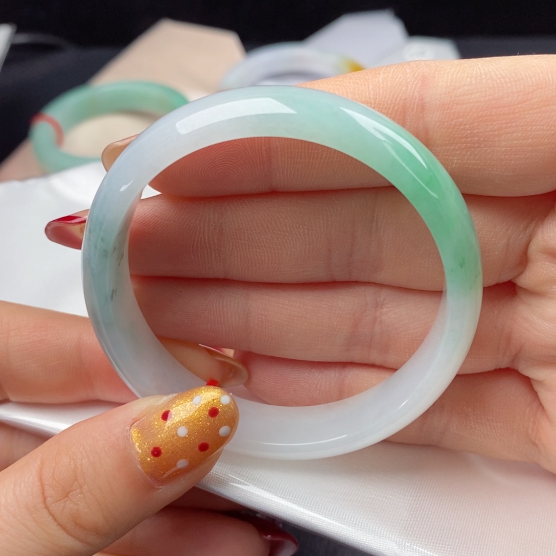 翡翠手镯未镶嵌52圈口