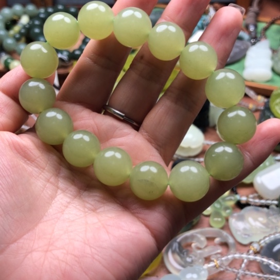 蛇纹石玉未镶嵌颈饰