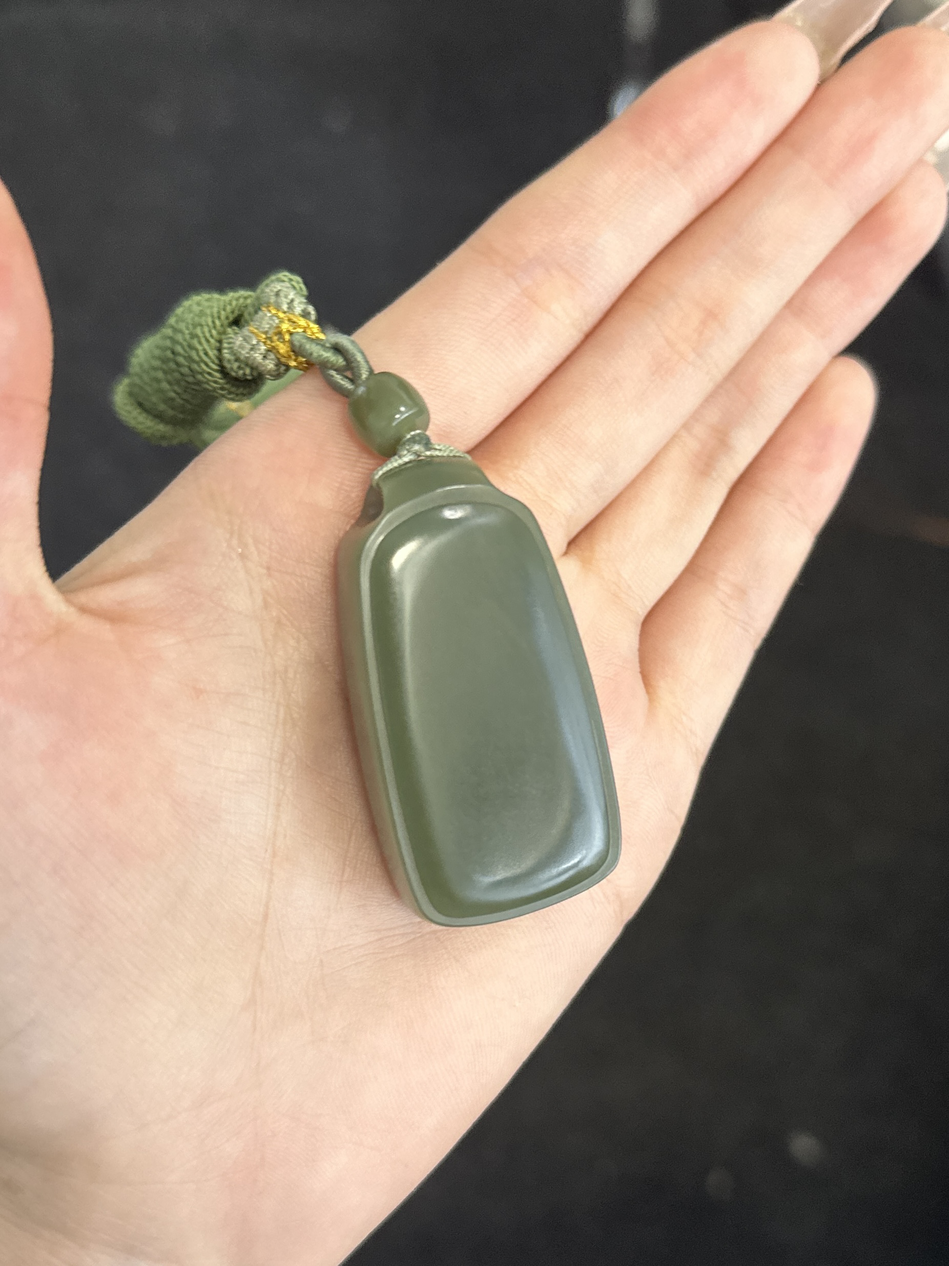 和田玉新疆沙枣青豆青纯色无事牌