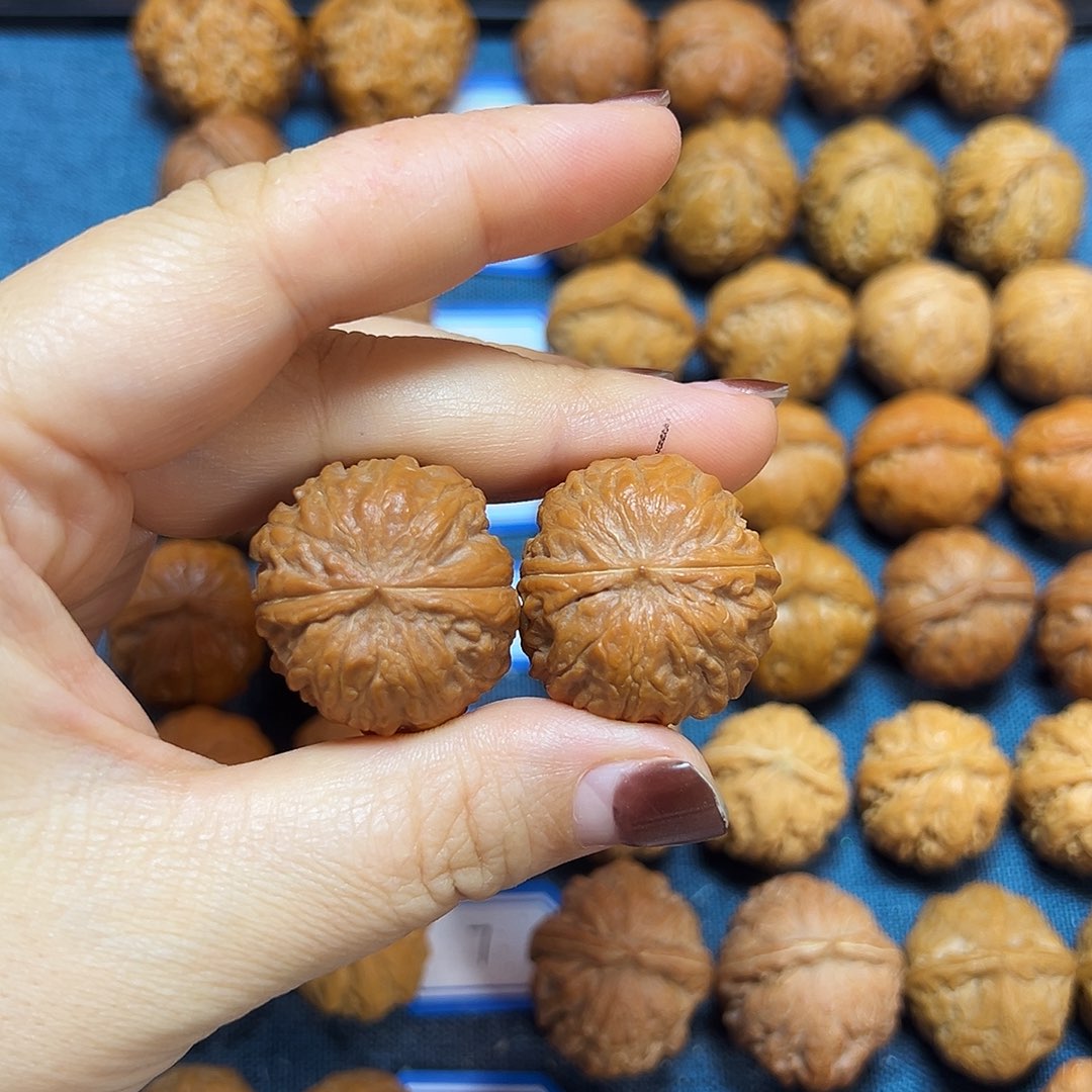 卫***博文玩核桃吊坠矮桩焖尖磨盘