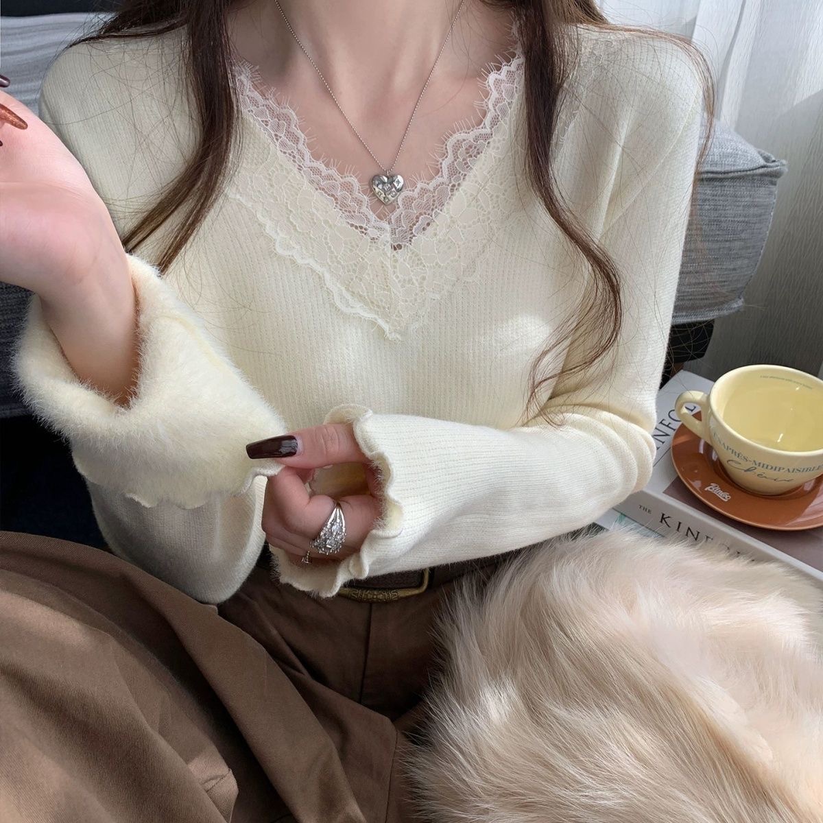 法式温柔蕾丝拼接保暖加绒加厚毛衣纯欲设计感秋冬新款宽松上衣女