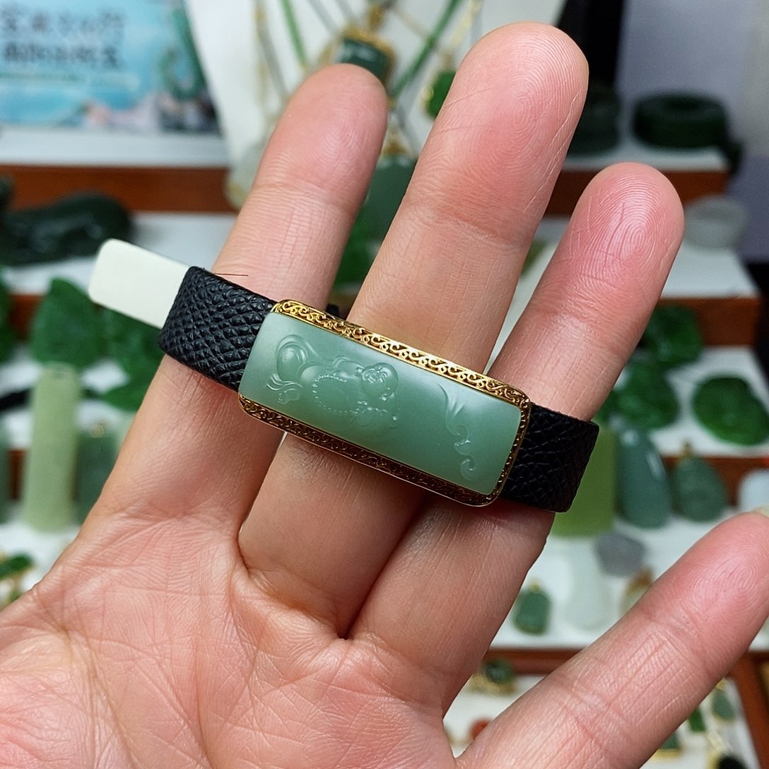 和田玉手牌18K金镶嵌伊**尔