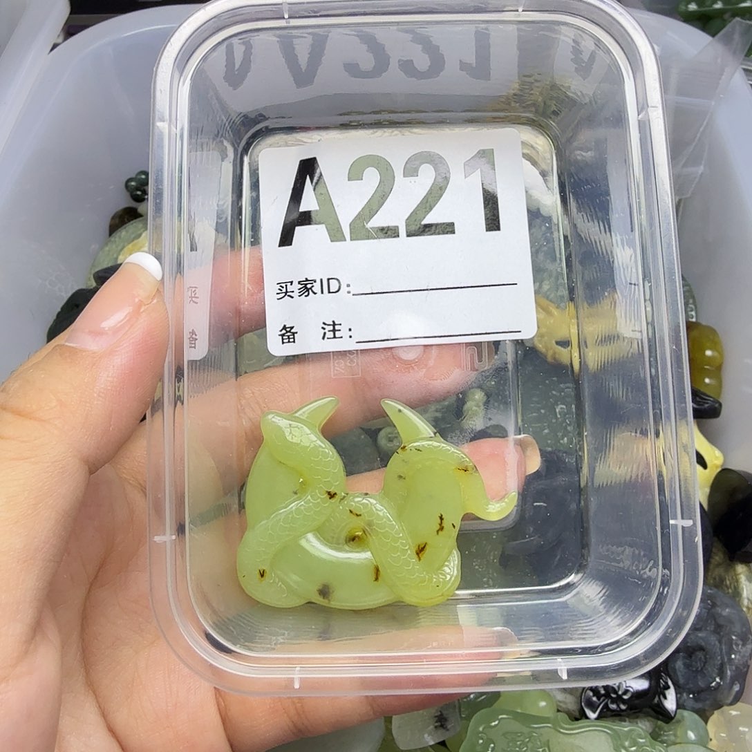 蛇纹石玉颈饰未镶嵌