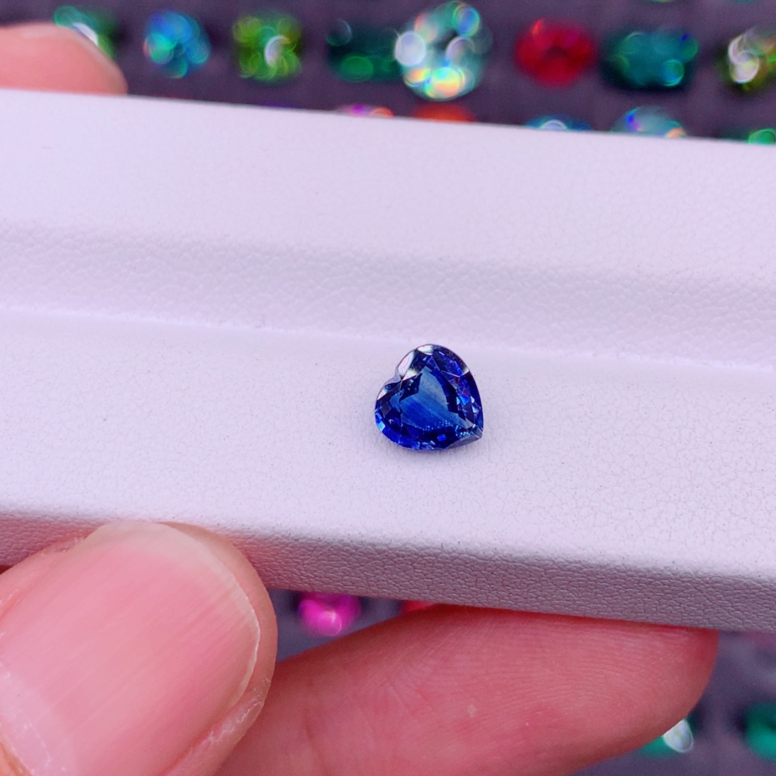 蓝宝石裸石未镶嵌