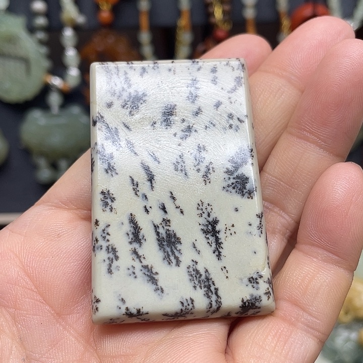 未镶嵌蛇纹石玉颈饰云**曜