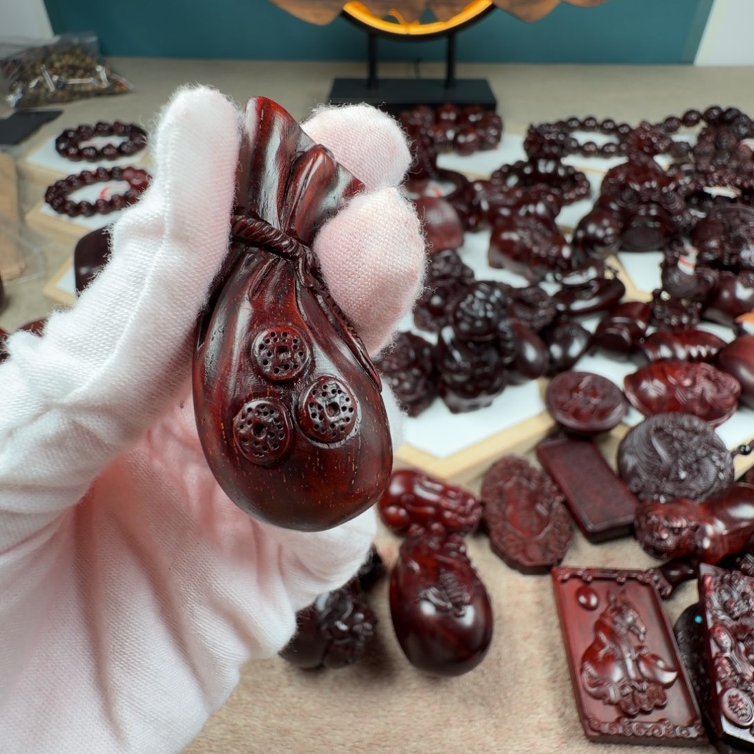 用***4小叶紫檀把件钱袋子