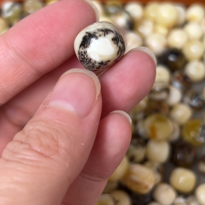 蜜蜡未镶嵌裸石13.7mm一个