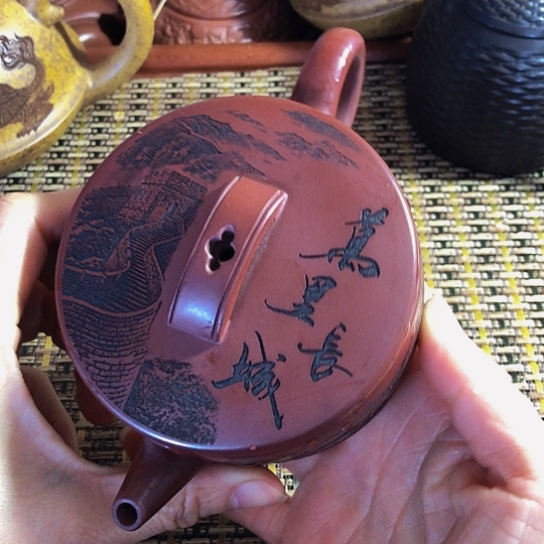紫砂茶壶原矿泥料手工制作的紫砂壶。