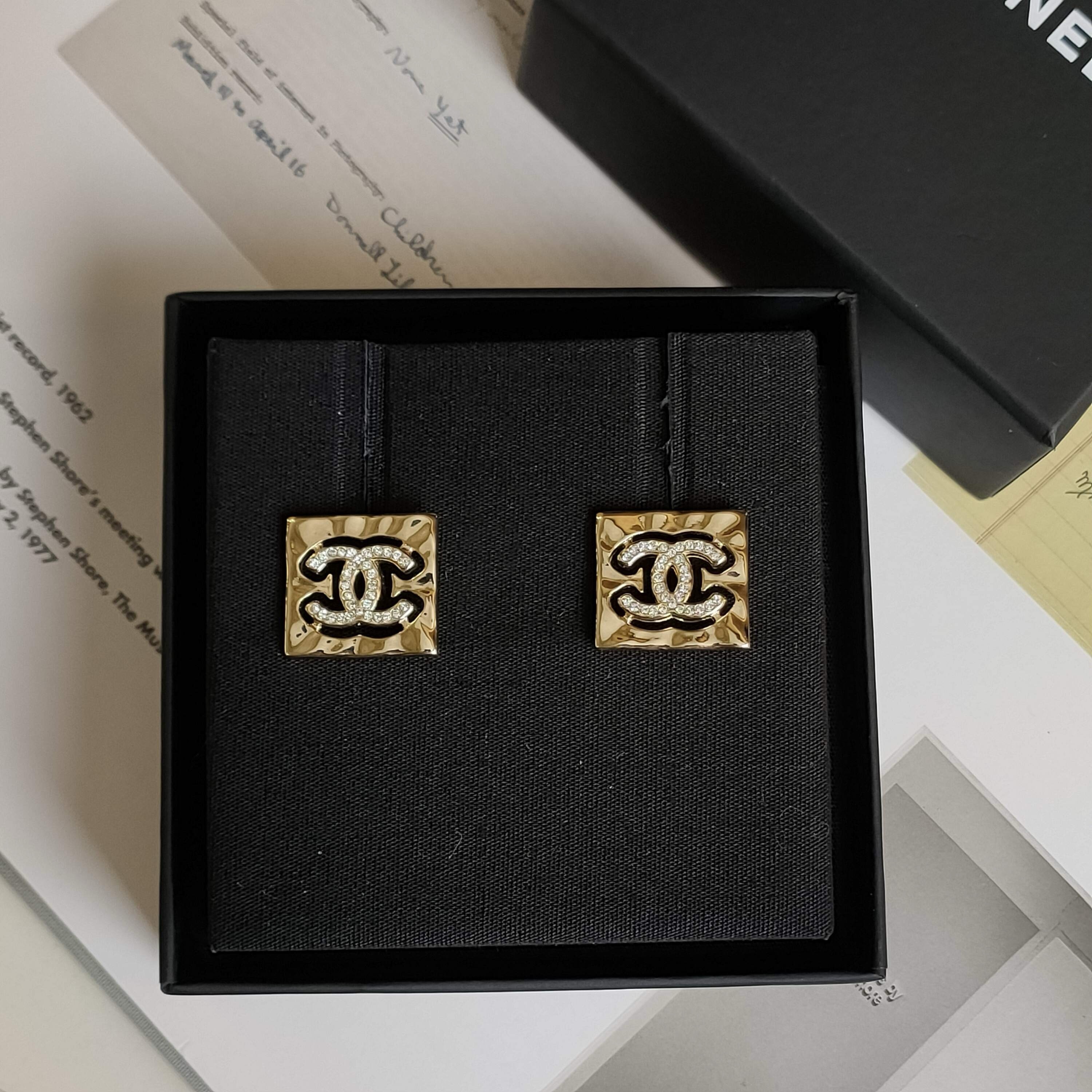 95新 Chanel/香奈儿 Azul - 金色方块镂空水钻双C时尚耳钉 38585 