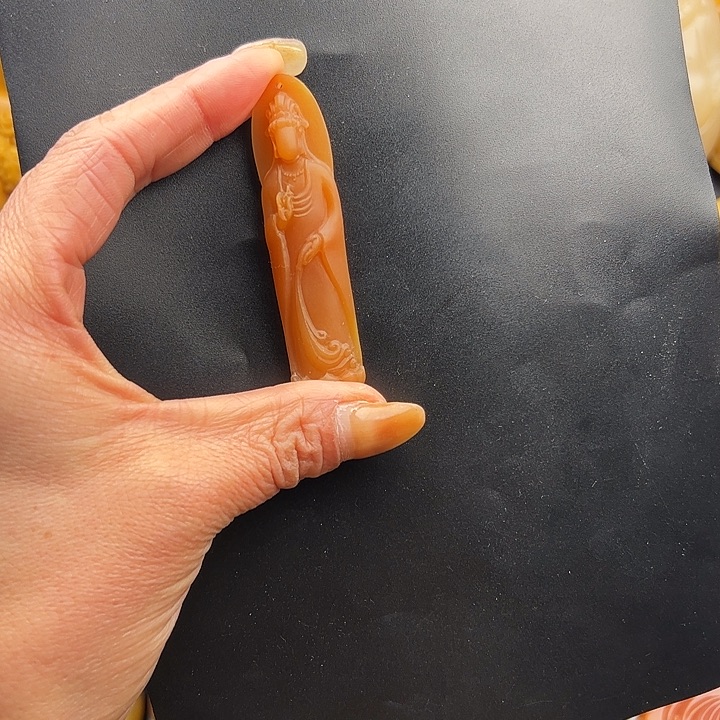 钟***荣石英岩玉未镶嵌黄蜡石挂件